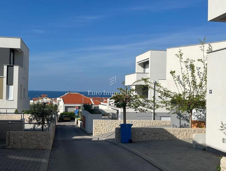 Novalja - apartma z 2 terasama, dvoriščem z jacuzzijem