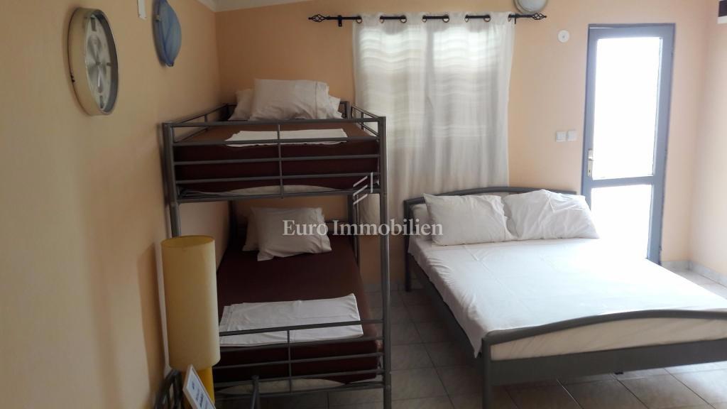 Nin - apartmajska hiša, 1. vrsta do morja