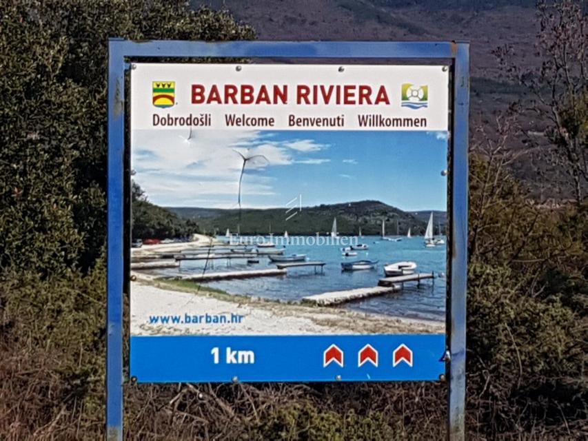 Barban - hiša z bazenom v bližini morja