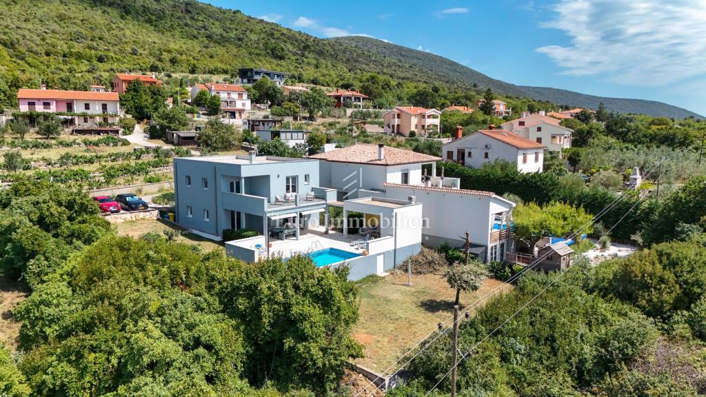Istra - vila z bazenom in odprtim pogledom na morje