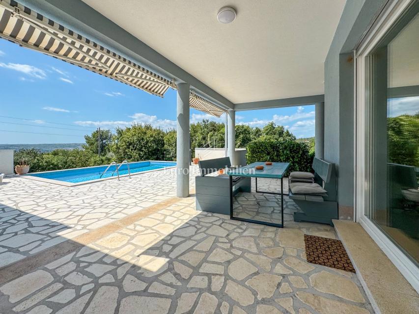 Istra - vila z bazenom in odprtim pogledom na morje