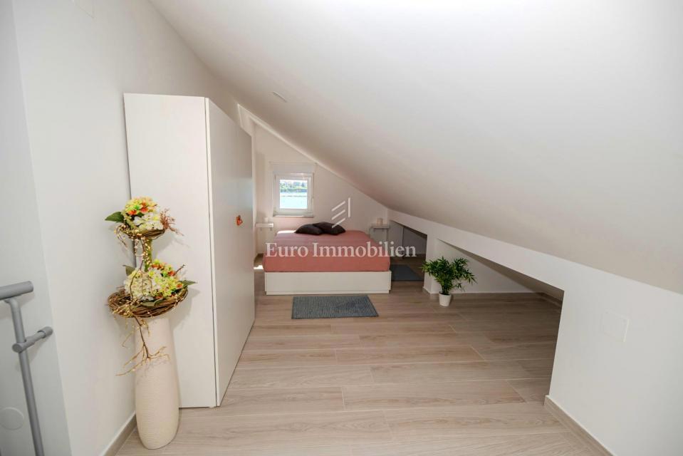 Pag, Povljana, Stanovanje v prvi vrsti ob morju