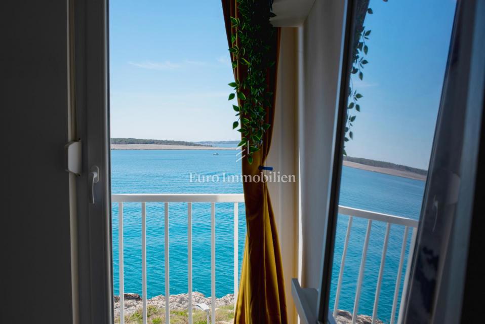 Pag, Povljana, Stanovanje v prvi vrsti ob morju