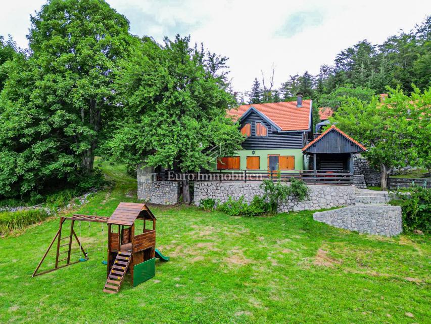 Edinstvena Posest z Bazenom v Naravnem Parku