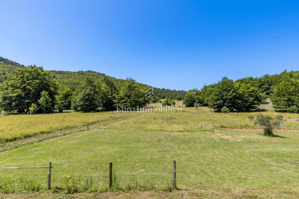 Edinstvena Posest z Bazenom v Naravnem Parku