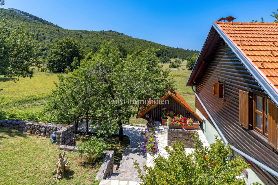 Edinstvena Posest z Bazenom v Naravnem Parku