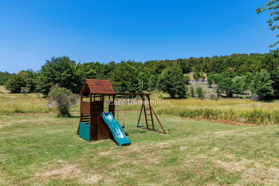 Edinstvena Posest z Bazenom v Naravnem Parku