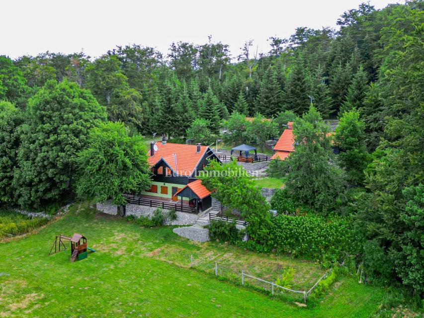 Edinstvena Posest z Bazenom v Naravnem Parku