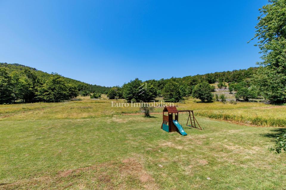 Edinstvena Posest z Bazenom v Naravnem Parku