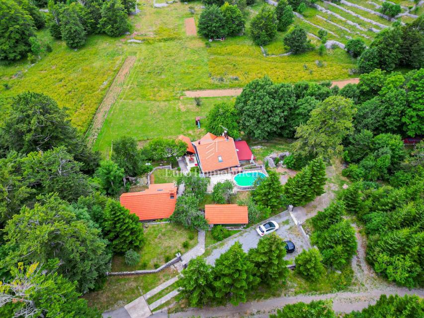 Edinstvena Posest z Bazenom v Naravnem Parku