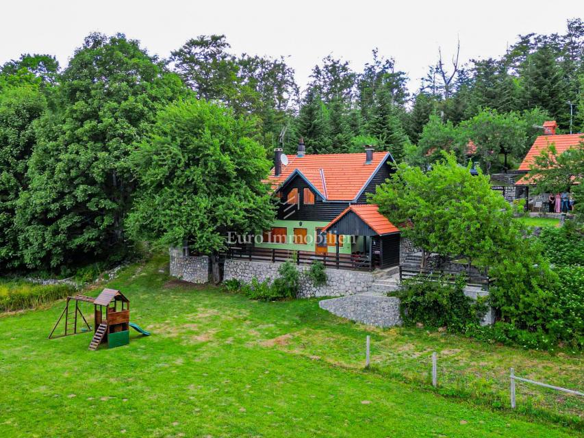 Edinstvena Posest z Bazenom v Naravnem Parku