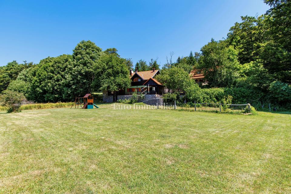 Edinstvena Posest z Bazenom v Naravnem Parku