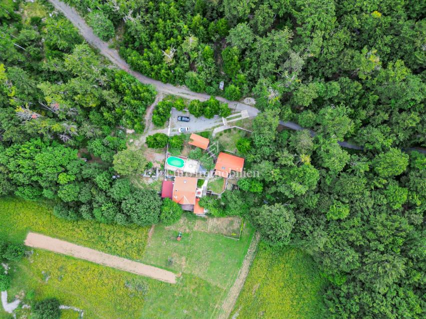 Edinstvena Posest z Bazenom v Naravnem Parku