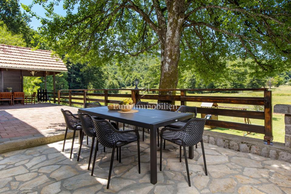 Edinstvena Posest z Bazenom v Naravnem Parku