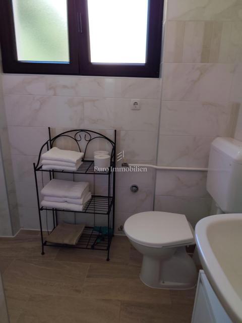 Crikvenica, Hiša ob morju s poslovnim prostorom