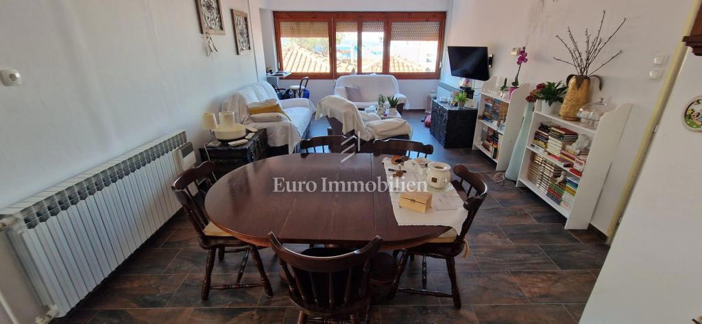 Crikvenica, Hiša ob morju s poslovnim prostorom