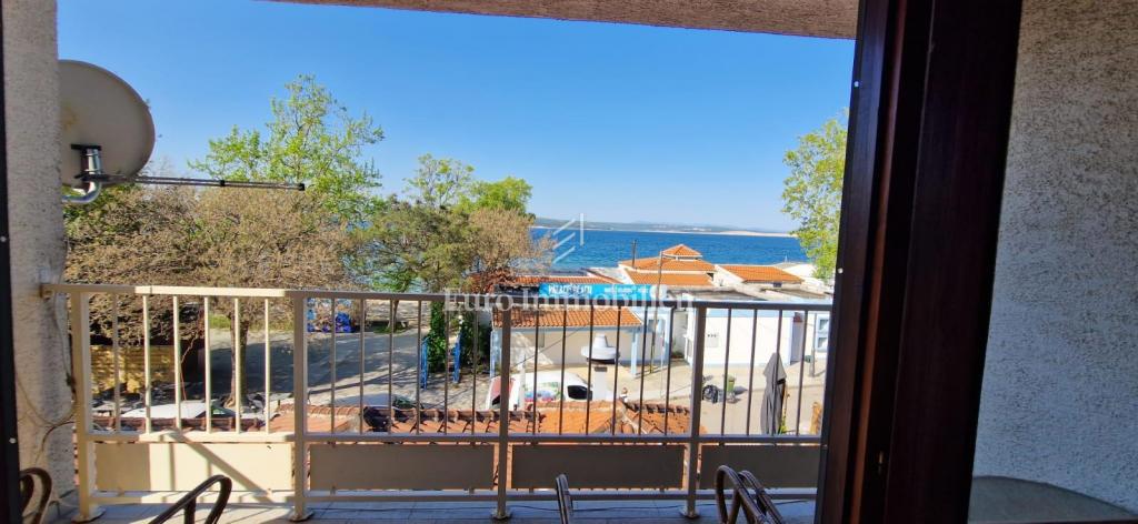 Crikvenica, Hiša ob morju s poslovnim prostorom