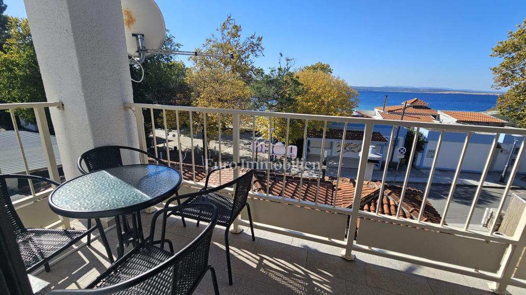 Crikvenica, Hiša ob morju s poslovnim prostorom