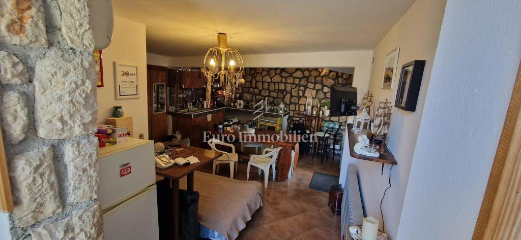 Crikvenica, Hiša ob morju s poslovnim prostorom