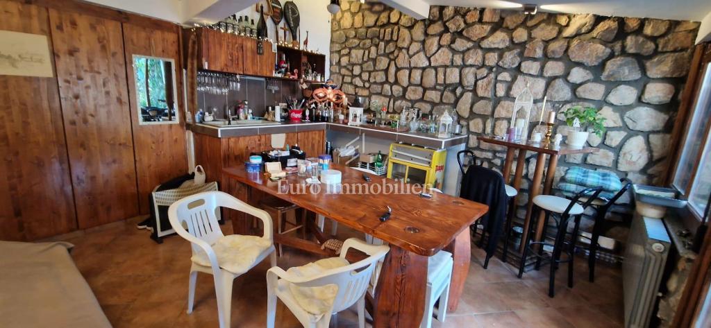 Crikvenica, Hiša ob morju s poslovnim prostorom