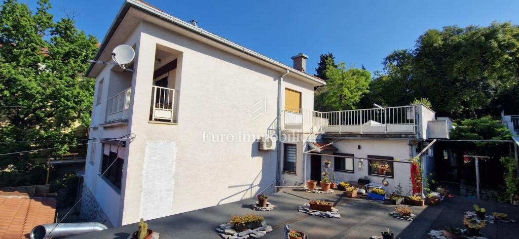 Crikvenica, Hiša ob morju s poslovnim prostorom