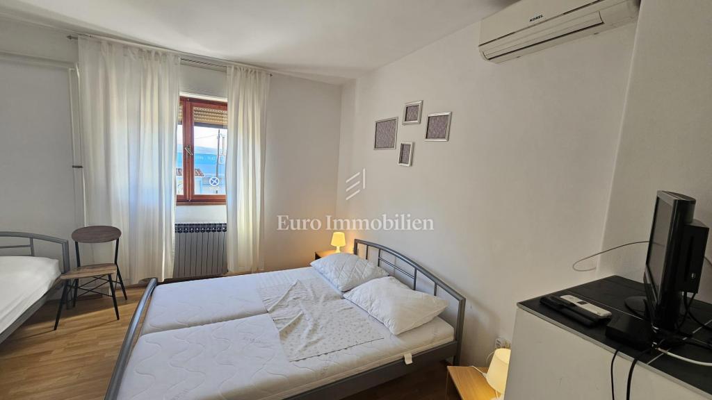 Crikvenica, Hiša ob morju s poslovnim prostorom