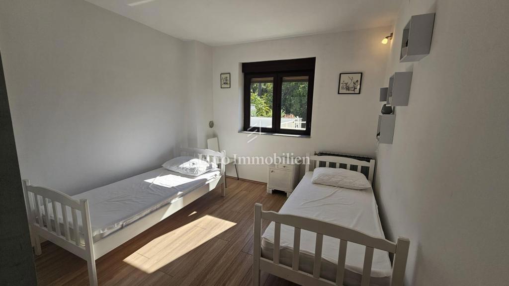 Crikvenica, Hiša ob morju s poslovnim prostorom