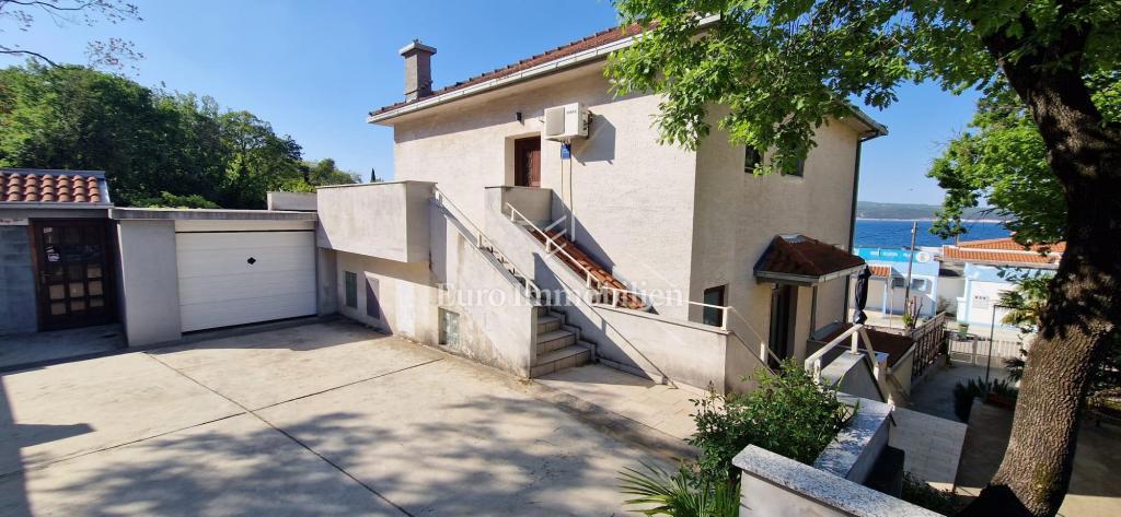 Crikvenica, Hiša ob morju s poslovnim prostorom