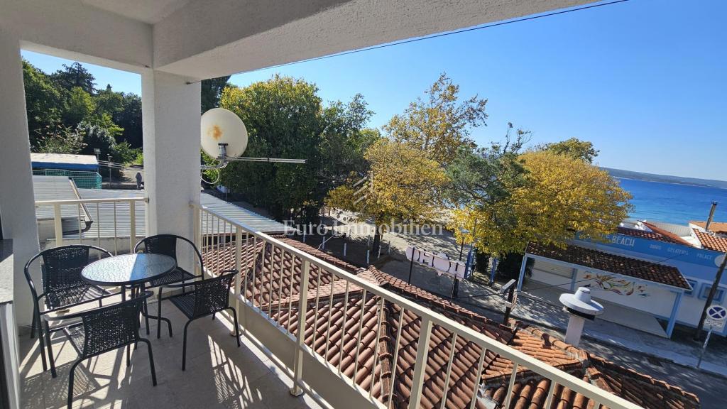 Crikvenica, Hiša ob morju s poslovnim prostorom