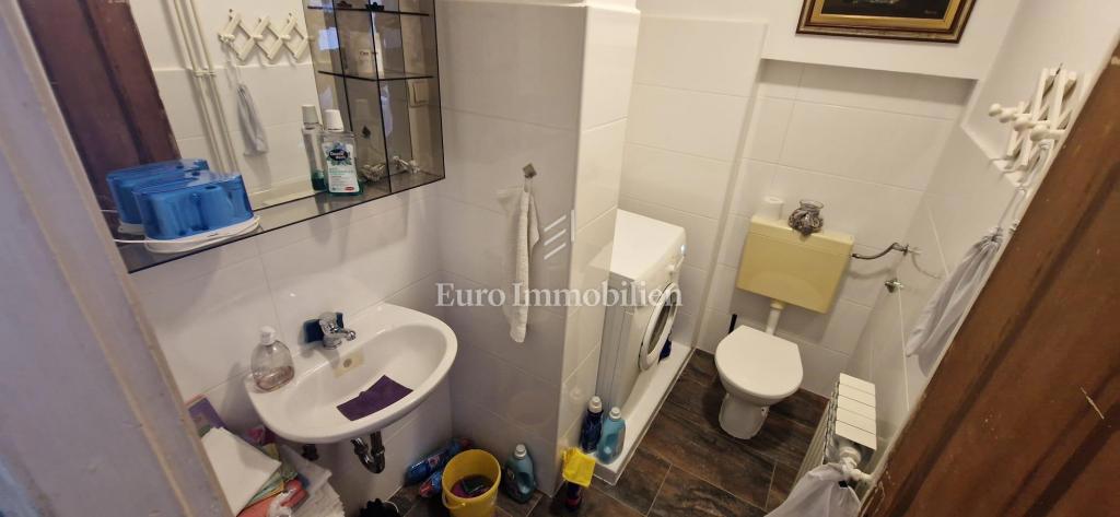 Crikvenica, Hiša ob morju s poslovnim prostorom