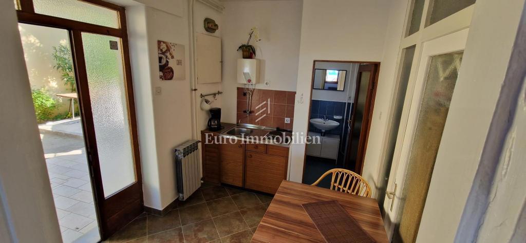 Crikvenica, Hiša ob morju s poslovnim prostorom