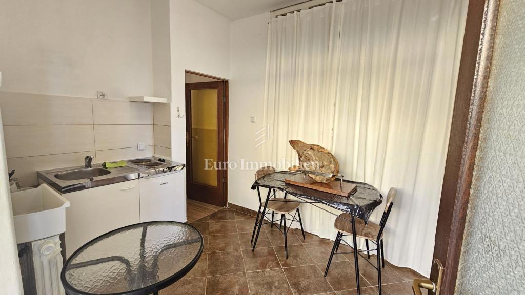 Crikvenica, Hiša ob morju s poslovnim prostorom