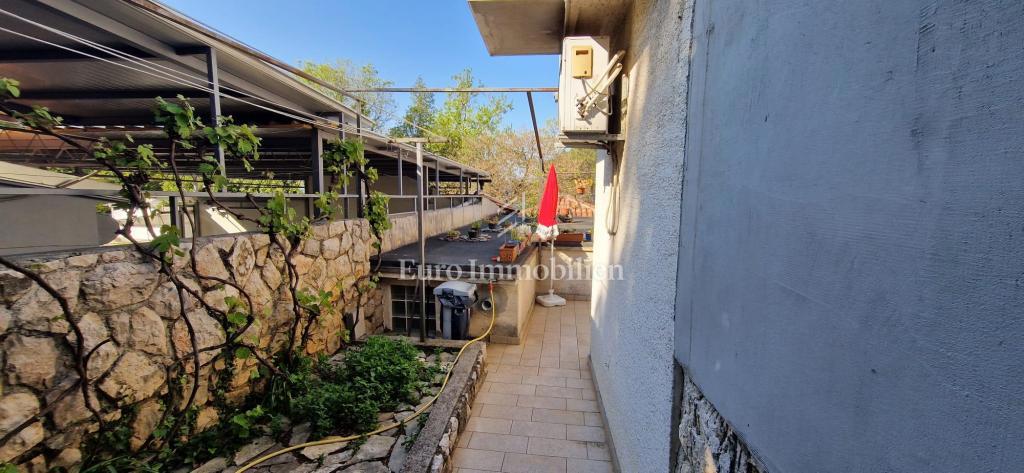 Crikvenica, Hiša ob morju s poslovnim prostorom