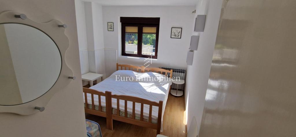 Crikvenica, Hiša ob morju s poslovnim prostorom