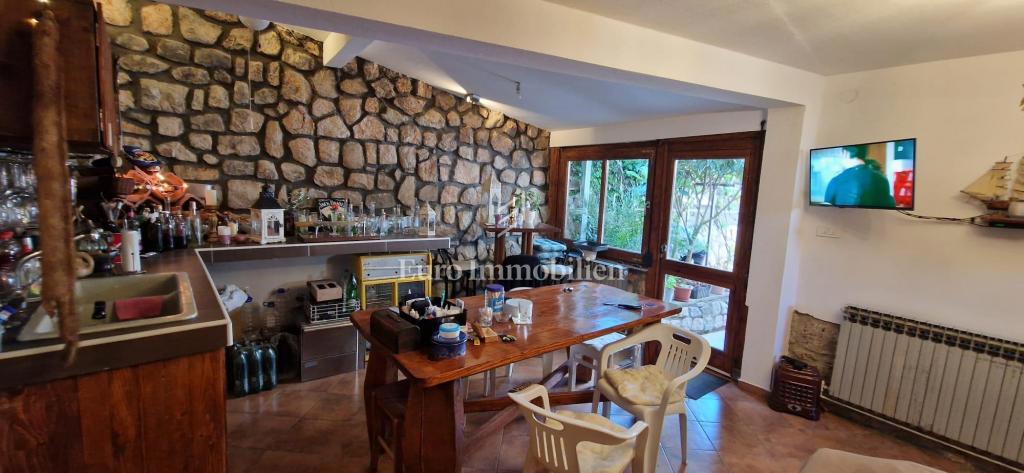 Crikvenica, Hiša ob morju s poslovnim prostorom