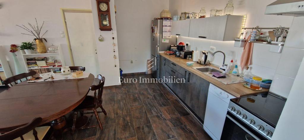 Crikvenica, Hiša ob morju s poslovnim prostorom