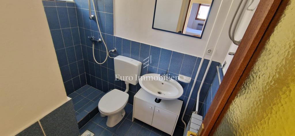 Crikvenica, Hiša ob morju s poslovnim prostorom