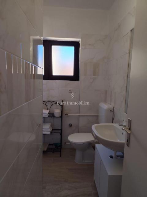 Crikvenica, Hiša ob morju s poslovnim prostorom