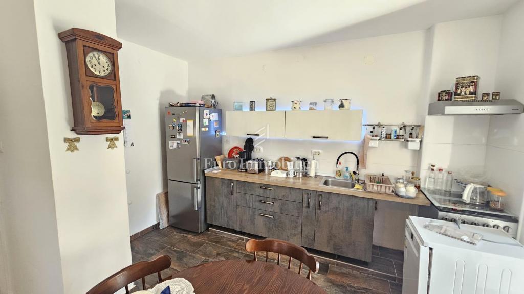 Crikvenica, Hiša ob morju s poslovnim prostorom