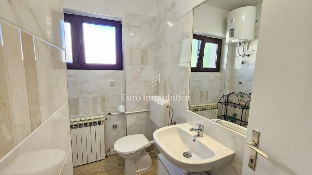 Crikvenica, Hiša ob morju s poslovnim prostorom