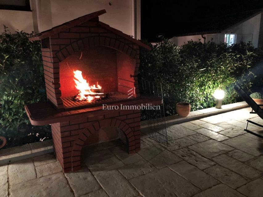 Murter, Pritlično stanovanje z bazenom blizu morja