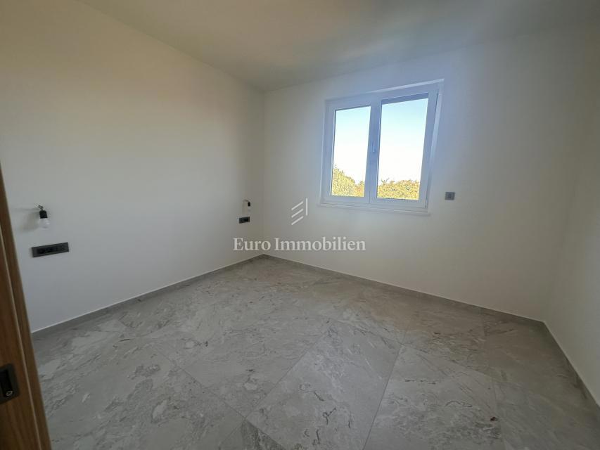 Malinska - kvalitetna nova hiša z bazenom