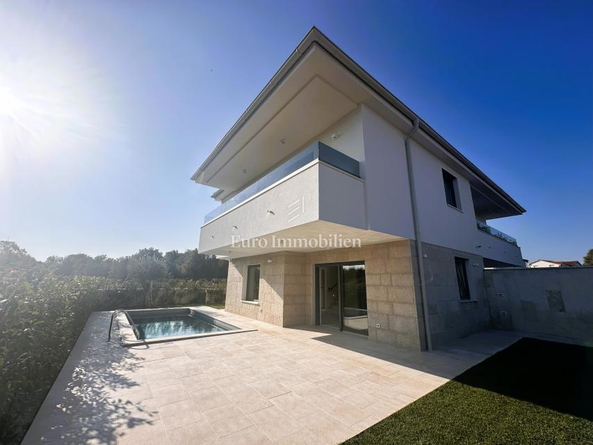 Malinska - kvalitetna nova hiša z bazenom