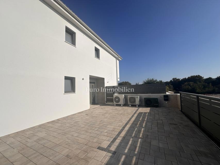 Malinska - kvalitetna nova hiša z bazenom