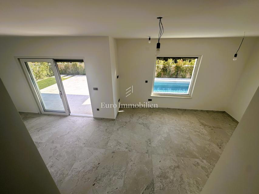 Malinska - kvalitetna nova hiša z bazenom