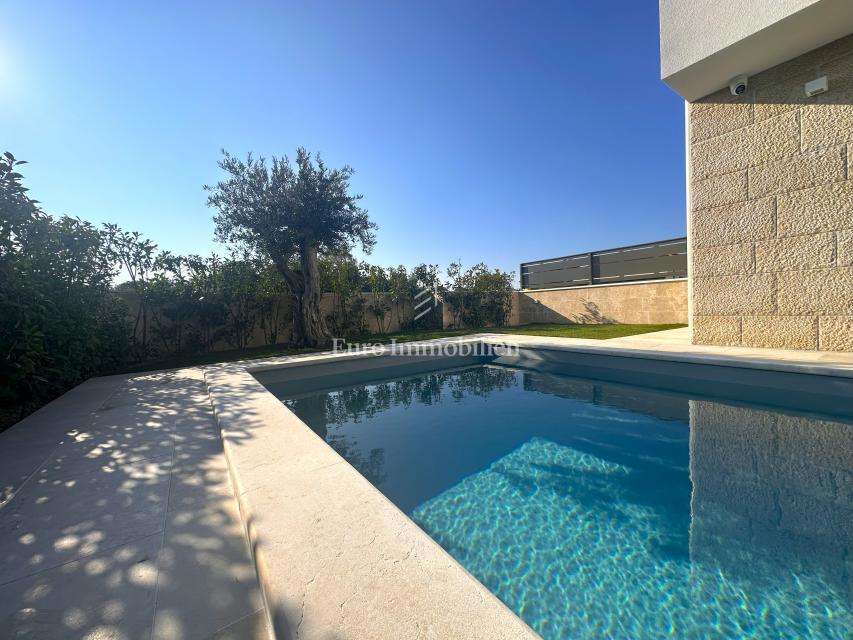 Malinska - kvalitetna nova hiša z bazenom