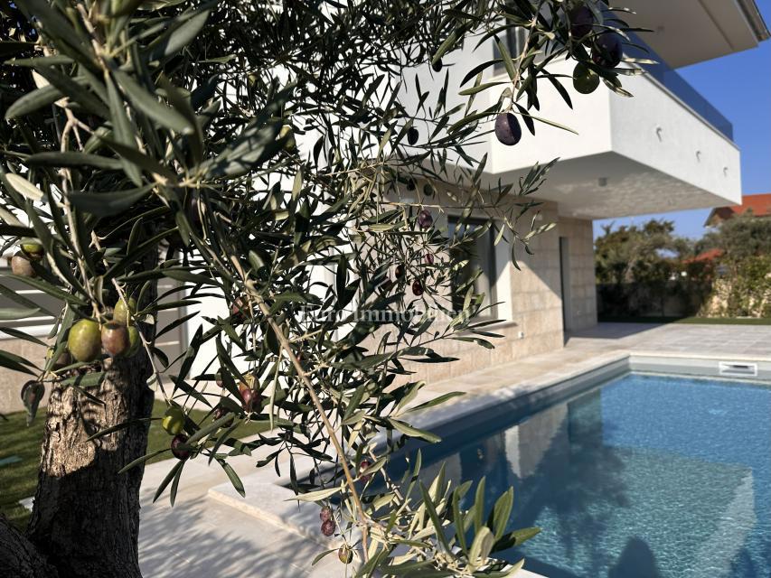 Malinska - kvalitetna nova hiša z bazenom