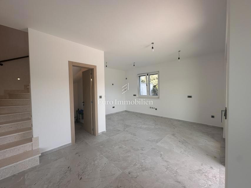 Malinska - kvalitetna nova hiša z bazenom