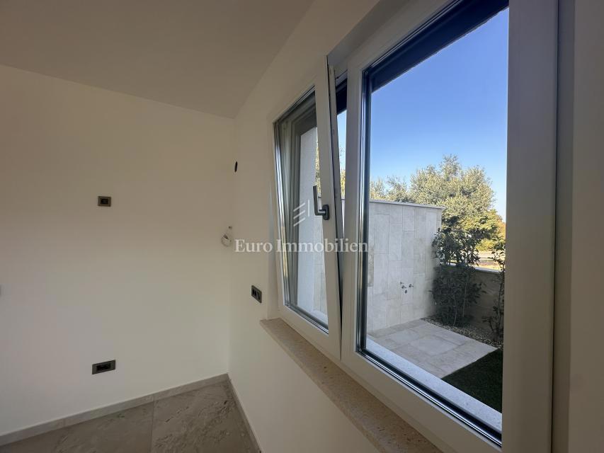 Malinska - kvalitetna nova hiša z bazenom