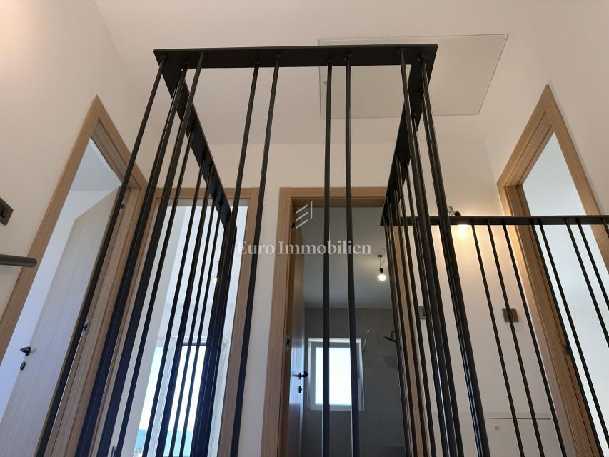 Malinska - kvalitetna nova hiša z bazenom